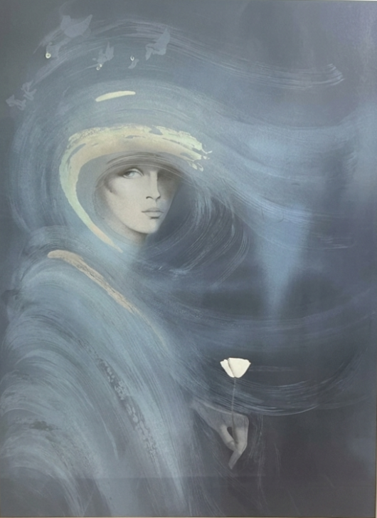 Lady with White Flower – Vicky Montesinos